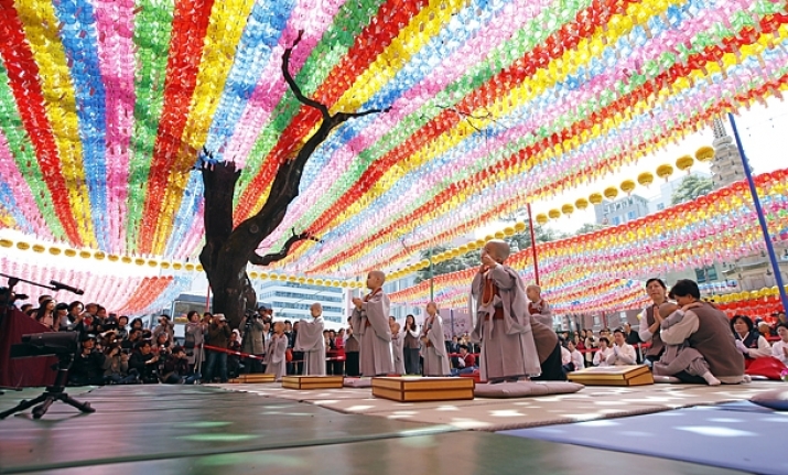 The boy monks underneath the traditional sea of colorful lanterns at Jogyesa. From koreajoongangdaily.come