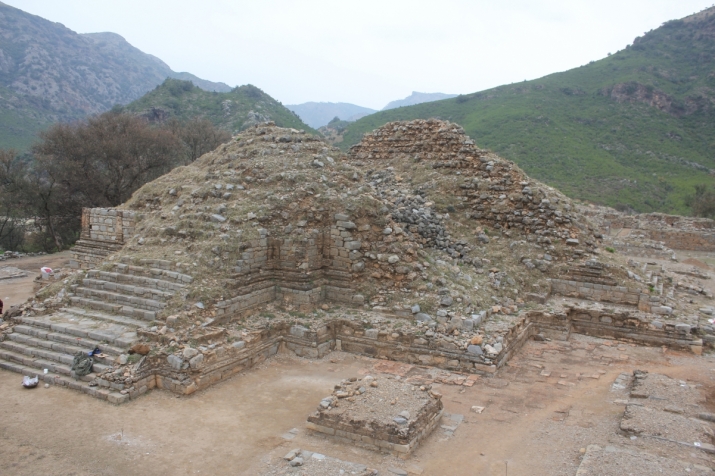 The cross-shaped stupa at Bhamala. Photo by Muhammad Zahir. From wikimedia.org