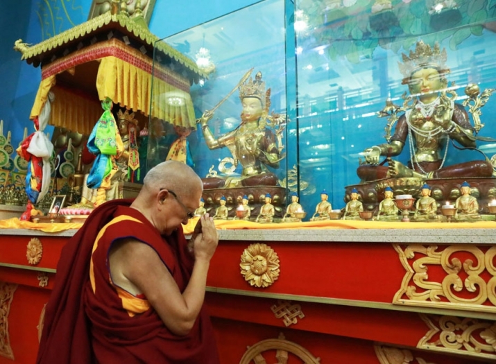 Lama Zopa Rinpoche in front of the statues of Manjushri and Green Tara at the Golden Abode of Buddha Shakyamuni. From savetibet.ru