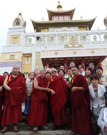 Lama Zopa Rinpoche in front of the Golden Abode of Shakyamuni Buddha. From savetibet.ru