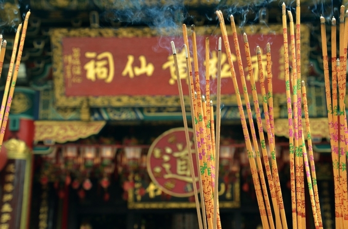 Visitors to Buddhist temples in China can expect to pay up to several hundred yuan for incense sticks and other offerings. From pixabay.com