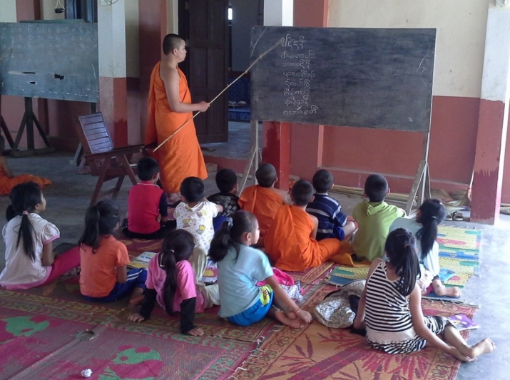 MCU monks conduct Thai lessons for refugee children
