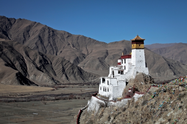 The Yungbulakang Palace, a fortress believed to date to the first Tibetan king, overlooking the Yarlung Valley. From flickr