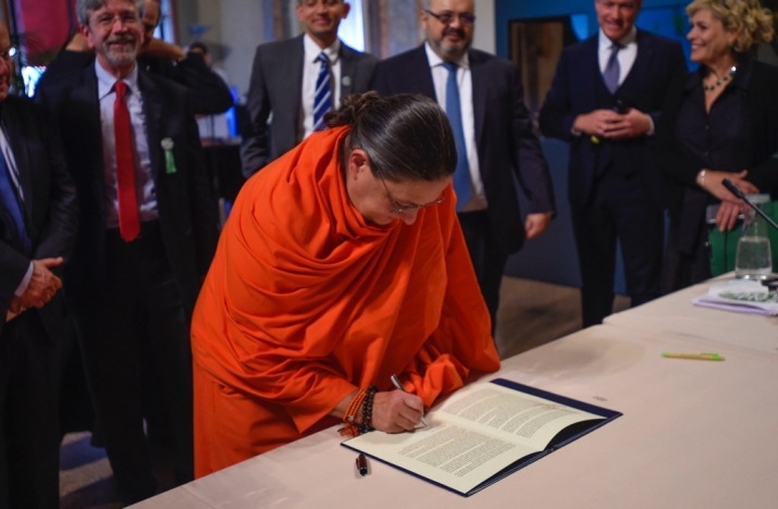 Buddhist representative signs the Bologna Interfaith Charter. From lifegate.com