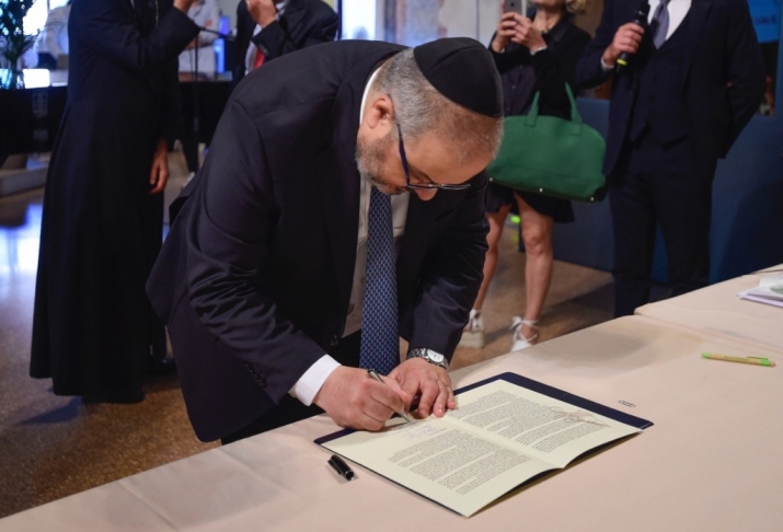 Jewish representative signs Bologna Interfaith Charter. From lifegate.com