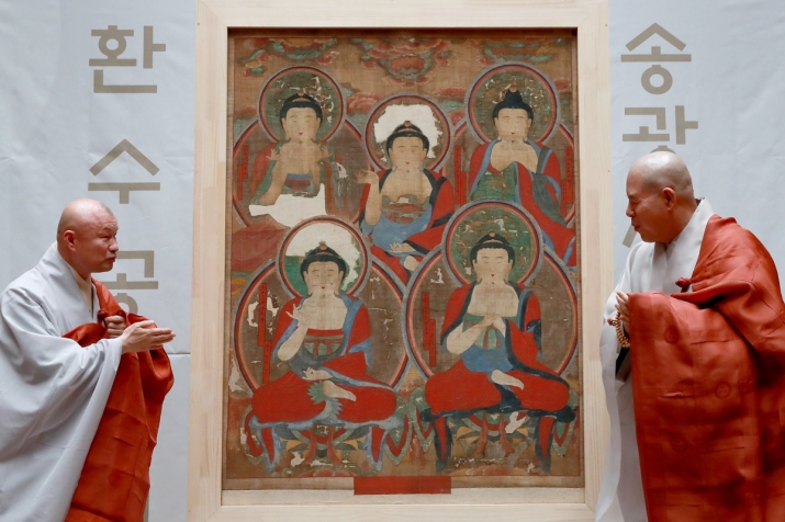 The Obuldo painting on 14 December 2016, with Ven. Jinwha, head of Songgwang Temple (left), and Ven. Jaseung, head of the Jogye Order (right). From nationmultimedia.com