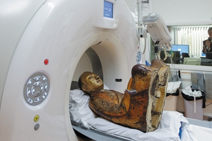 After art restorer Carel Kools discovered the mummy inside the statue, he brought it to a hospital to be X-rayed. From afr.com
