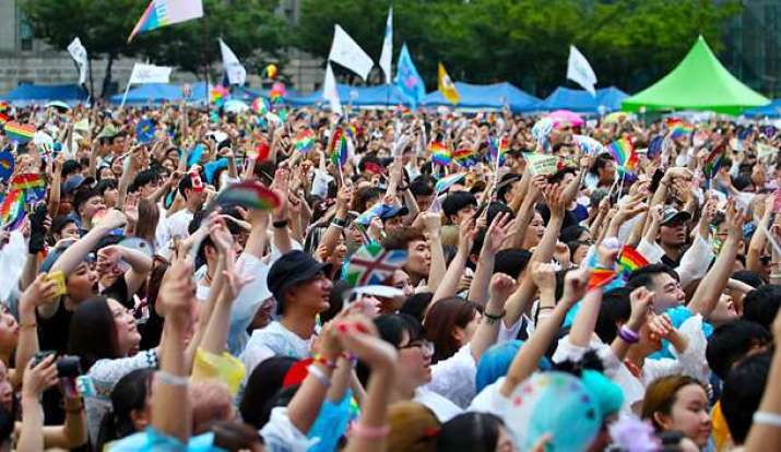 Thousands gather and chant in support of the LGBT community in central Seoul on Saturday. From koreajoongangdail.com