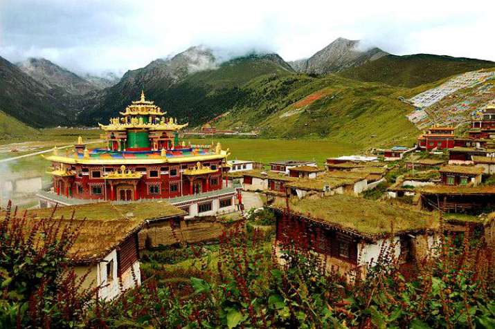 Dzogchen Monastery in Derge County, Sichuan. The old monastery was the spiritual seat of Mipham Rinpoche. From discoversichuan.com