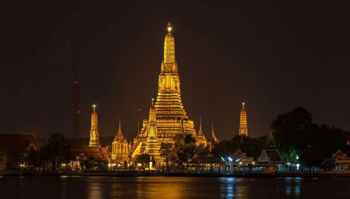 Wat Arun by night. Photo by Diego Delso. From wikimedia.org