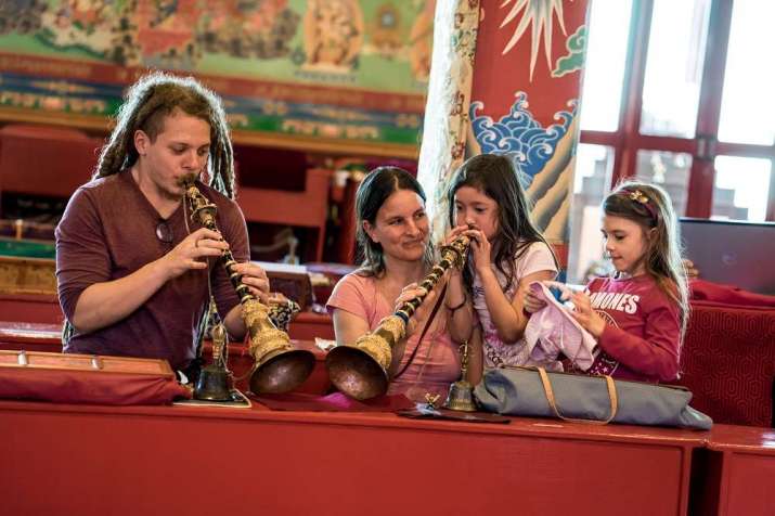 Amaya and Sophia learning about instruments. Photo by Henrique Gaspar