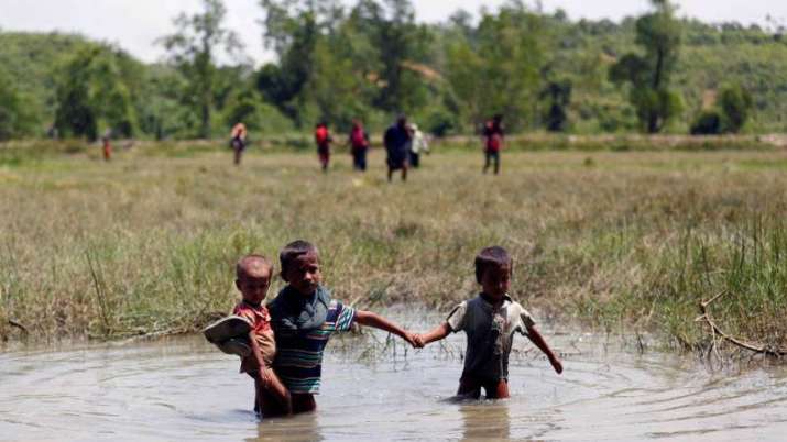 Children attempt to cross the river that separates Myanmar from Bangladesh. From nos.nl