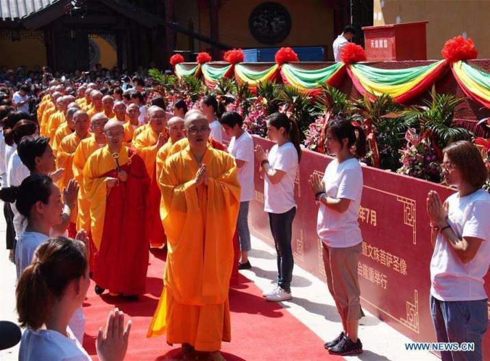 Monks hold a blessing ceremony for the relocation of the main hall. Photo by Ren Long. From ecns.com