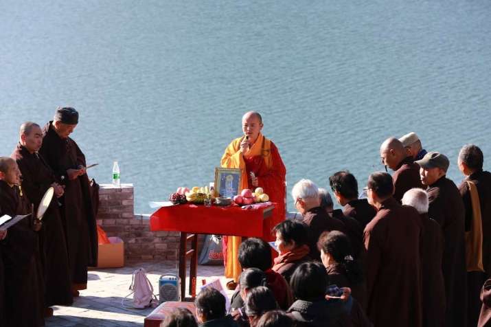 Venerable Wufeng speaking at a life-release ceremony. Image courtesy of Xuanzhong Monastery