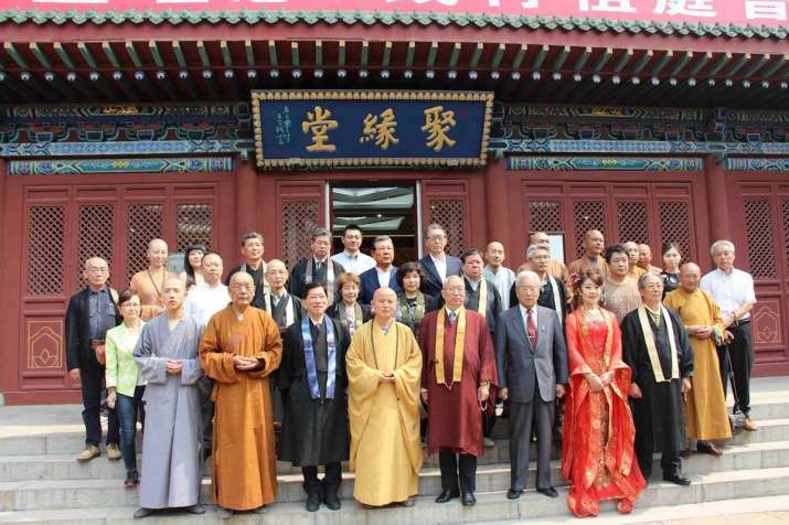 Venerable Wufeng and members of the Japanese Association for Xuanzhong Monastery Worship (日本玄中寺奉赞会) in 2015. Image courtesy of Xuanzhong Monastery
