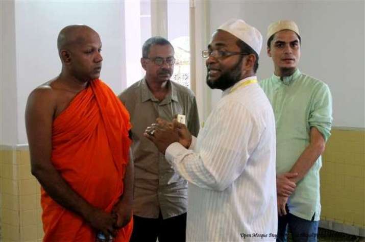 Venerable Diyakaduwe Somananda Thero with Muslim representatives during the mosque tour. From asianews.it