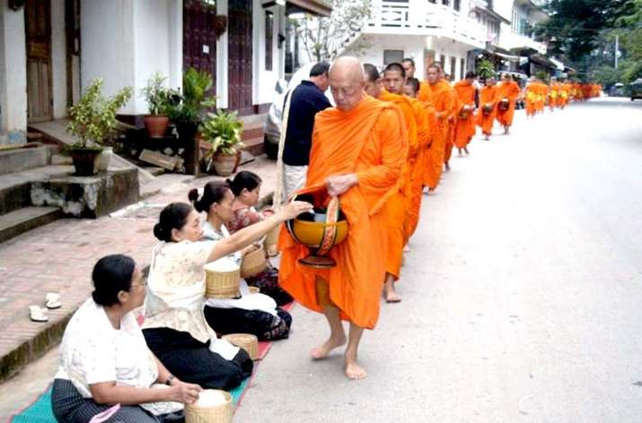 The late Pha Khamchan leading monks on the morning alms round in Luang Prabang. Image courtesy of the BHP