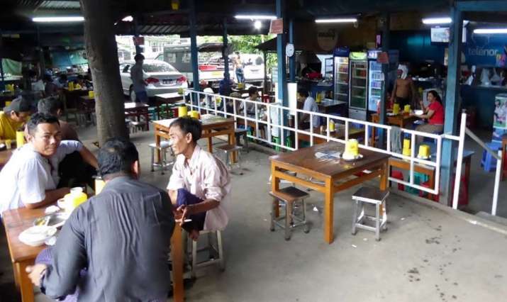 A typical tea shop in Yangon. Image courtesy of the author