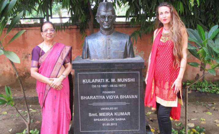 The author with Prof. Dr. Shashi Bala in front of Bala Bharatiya Vidya Bhavan in New Delhi. Image courtesy of the author