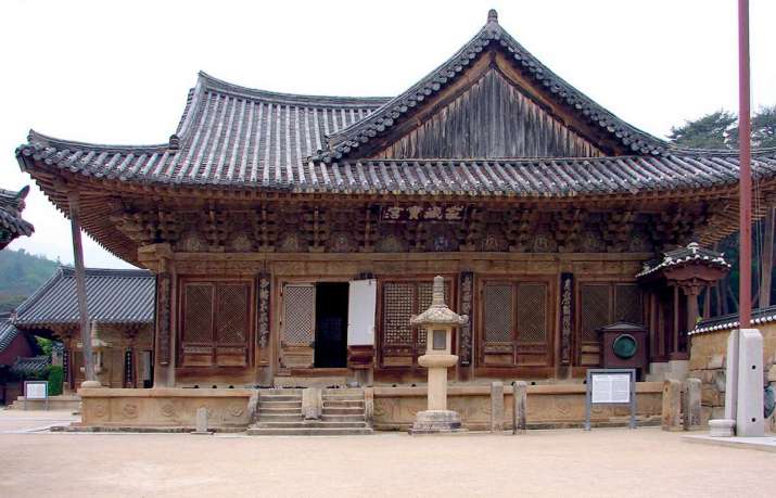 Tongdosa on Mount Yeongchuk. From wikimedia.org