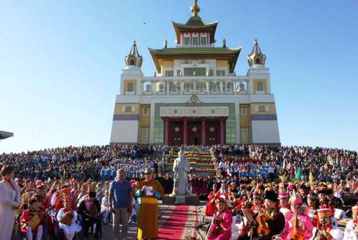 Telo Tulku Rinpoche speaks at the beginning of the music program at the Golden Abode of Shakyamuni Buddha. From khurul.ru