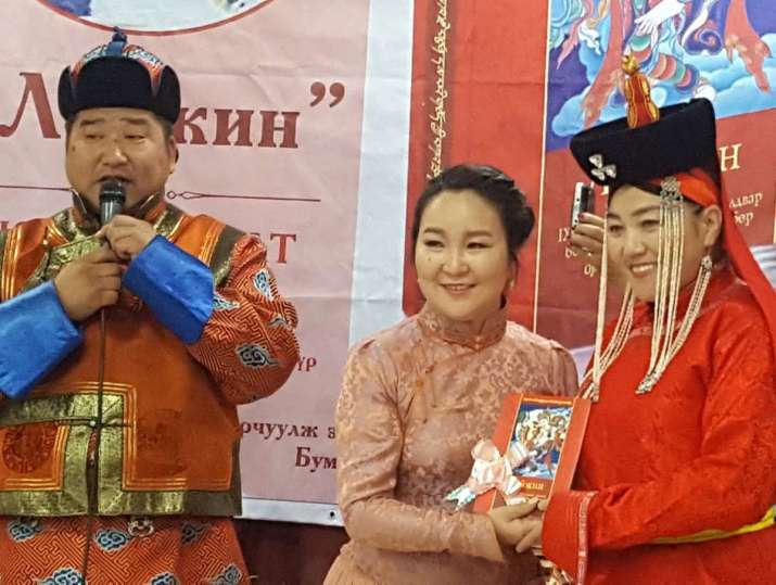 Kunze Chimed with Mongolian singer Khongorzul. Image courtesy of Kunze Chimed