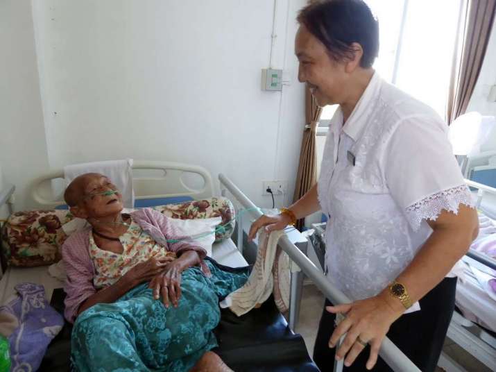 Director Daw Nyet Nwe chats with residents during her visit. Image courtesy of Twilight Villa