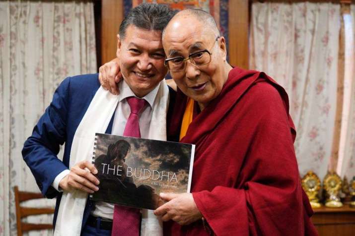 Kirsan Ilyumzhinov presents the Russian-Indian film <i>The Buddha</i> to the Dalai Lama. From kirsan.today