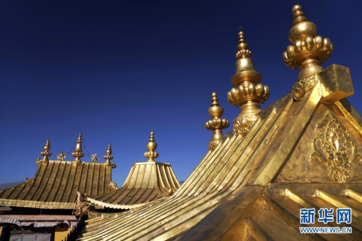 The golden roof of the main palace building glisters in the bright Himalayan sunshine. From ecns.cn