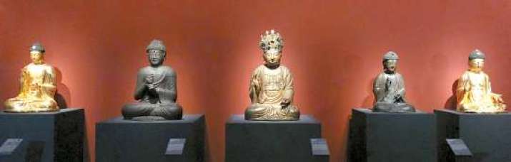 Five Buddha statues at the exhibition. From left: Bhaishajyaguru from Janggok Temple; Vairocana; Avalokiteshvara; Amitabha; and another Amitabha from Daeseung Temple. From koreajoongangdaily.com