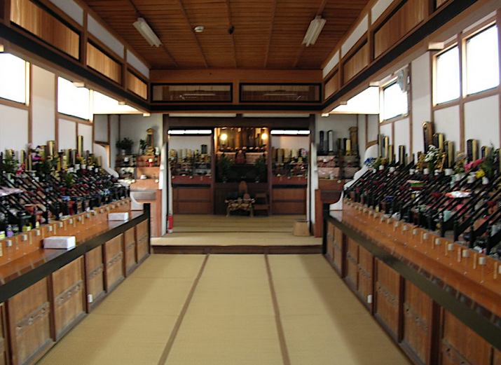<i>Ihaidō</i>—a hall in a Buddhist temple where memorial tablets are enshrined. From www.manshouji.com