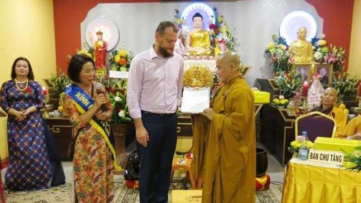 Usteky’s integration office director, Jan Kubicek, presents the certificate at the Vietnamese Buddhist Cultural Center. From vietnamnet.vn