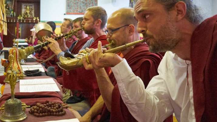 Practitioners at Danakosha Dharma Center. Image courtesy of Tulku Dakpa Rinpoche