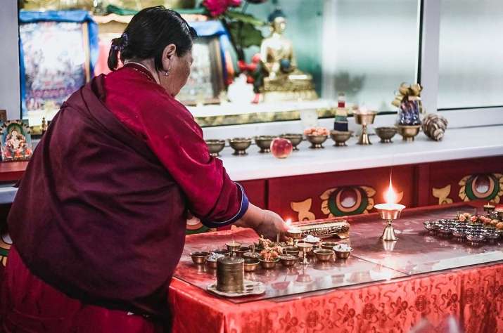 Light offering at Buddhist Female Datsan Zungon Darzhaling. From infpol.ru