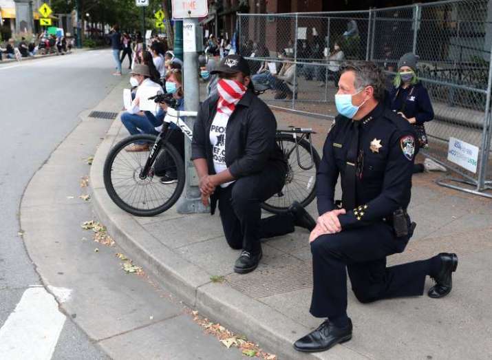 Santa Cruz Mayor Justin Cummings, left, and Police Chief Andy Mills, right, kneel for #BlackLivesMatter, 30 May 2020. Photo by Shmuel Thaler. From santacruzsentinel.com