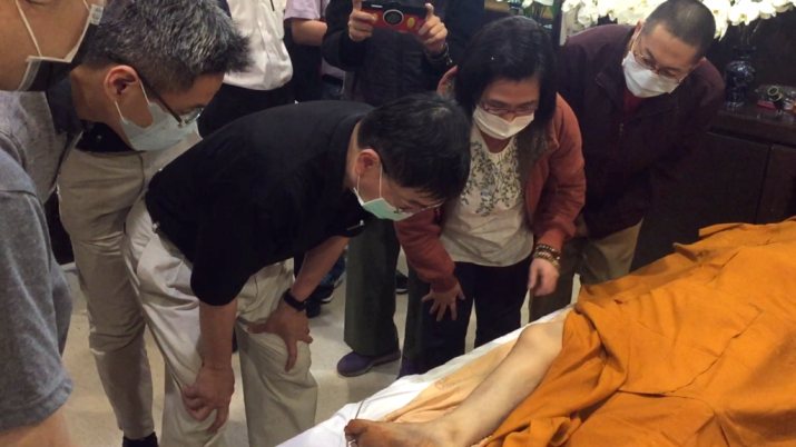 Scientists from Academia Sinica examine the body for signs of decay and decomposition. From tibet.net