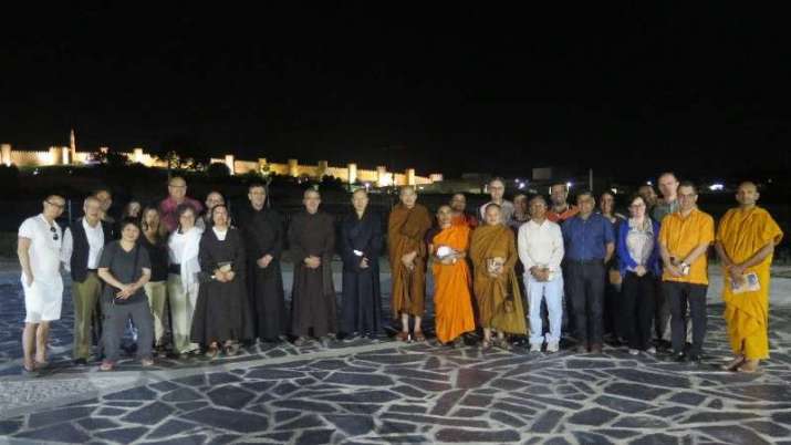 Night of fellowship at the First Encounter of Theravada Buddhism and Teresian Mysticism in July 2017. Image courtesy of the author
