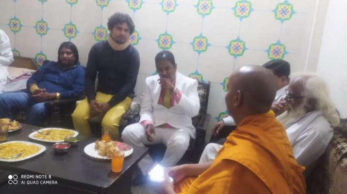 Several new Buddhist converts meet with a Buddhist monk and Rairatan Ambedkar (in white). From theprint.in
