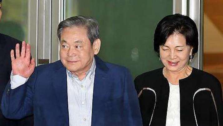 Lee with his wife Hong Ra-hee. From koreaherald.com