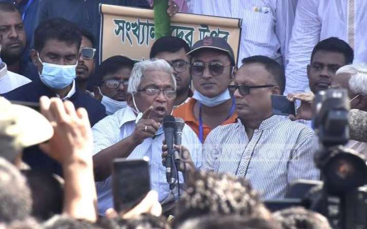 Rana Dasgupta, secretary-general of the BHBCOP, addresses a mass sit-in at New Market intersection in Chittagong. From bangla.bdnews24.com