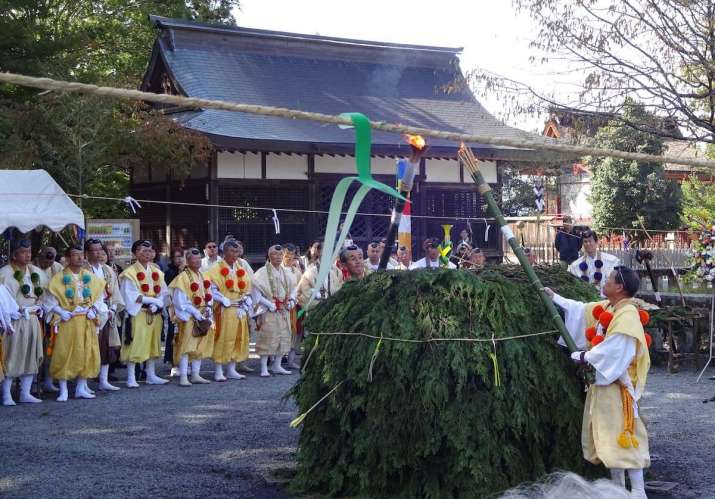 The beginning of a <I>saito goma</i> fire ceremony in Yoshino. Photo by Alena Eckelmann