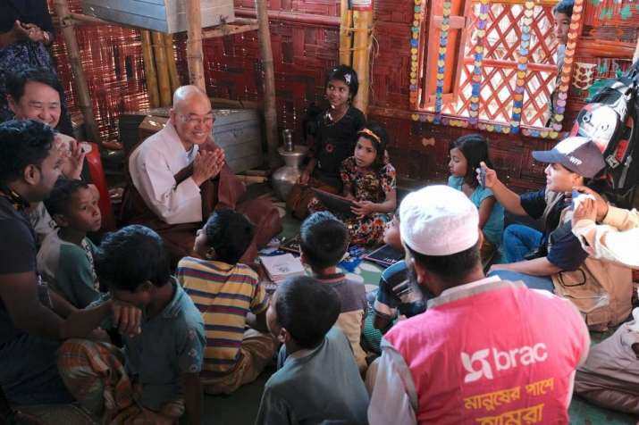 Ven. Pomnyun Sunim meets with Rohingya refugees in Cox’s Bazar, Bangladesh. Image courtesy of JTS Korea