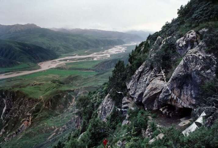 The cave of Denkok Pema Shelphuk in Tibet. Image courtesy of Matthieu Ricard