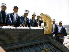 A time capsule is installed in the roof of the temple in 1976. From hhbt-la.org