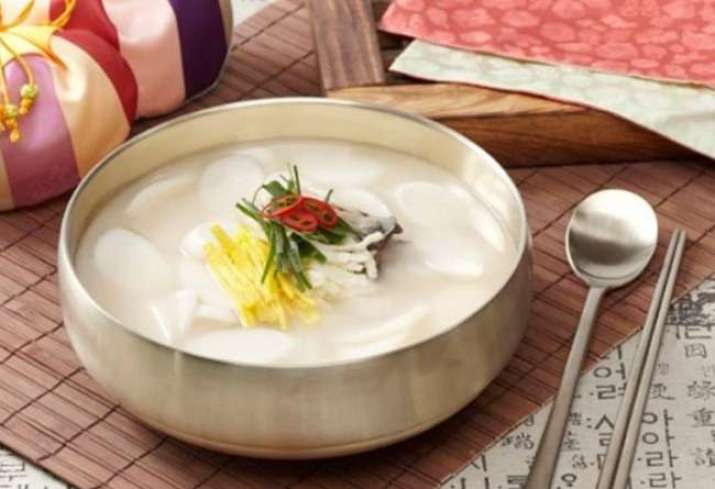 Traditional rice-cake soup (떡국). From tistory.com