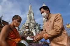 Culture minister Ittipol Khunpleum with a monk at Wat Arun Ratchawararam. From benarnews.org