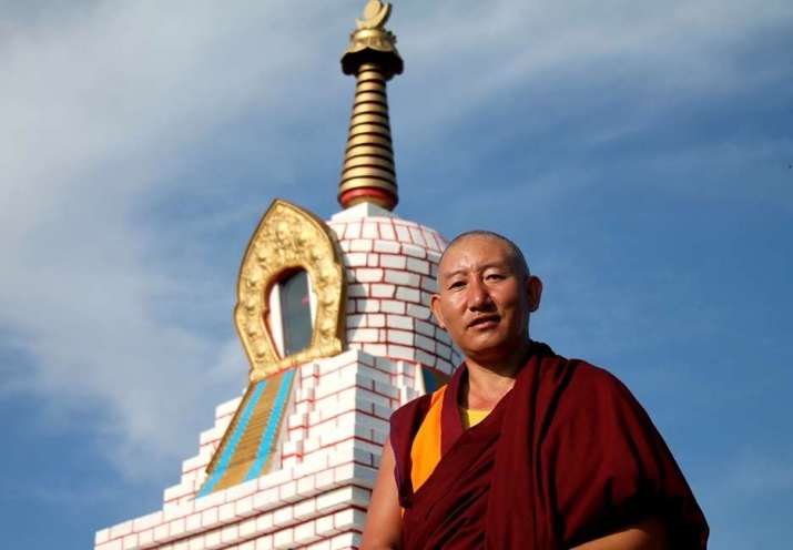 Shiwalha Rinpoche in front of Lhabab Chorten. From savetibet.ru