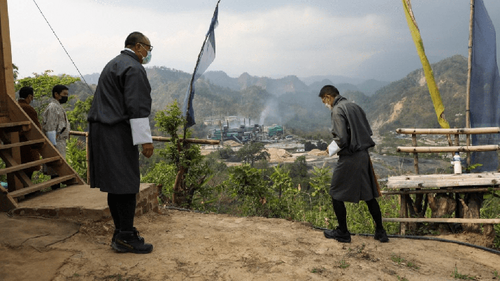 King Jigme Khesar Namgyel Wangchuck, right, visits the site of oxygen plant to oversee progress. From eastmojo.com