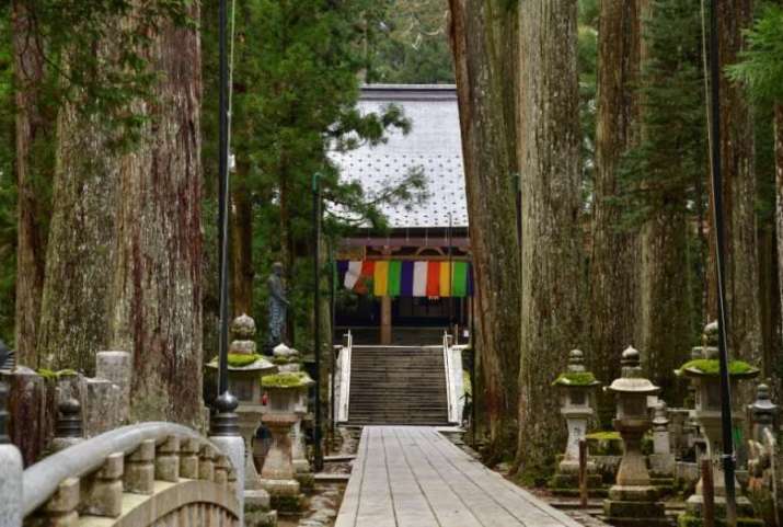 The mausoleum where Kūkai sits in meditation in the Okunoin on Mt. Kōya. From wondertrip.jp
