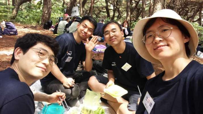 Jungto Society volunteers take a break from a historical trip to Gyeogju, ancient capital of the Unified Silla kingdom, June 2019. Image courtesy of Jee Seun Choi